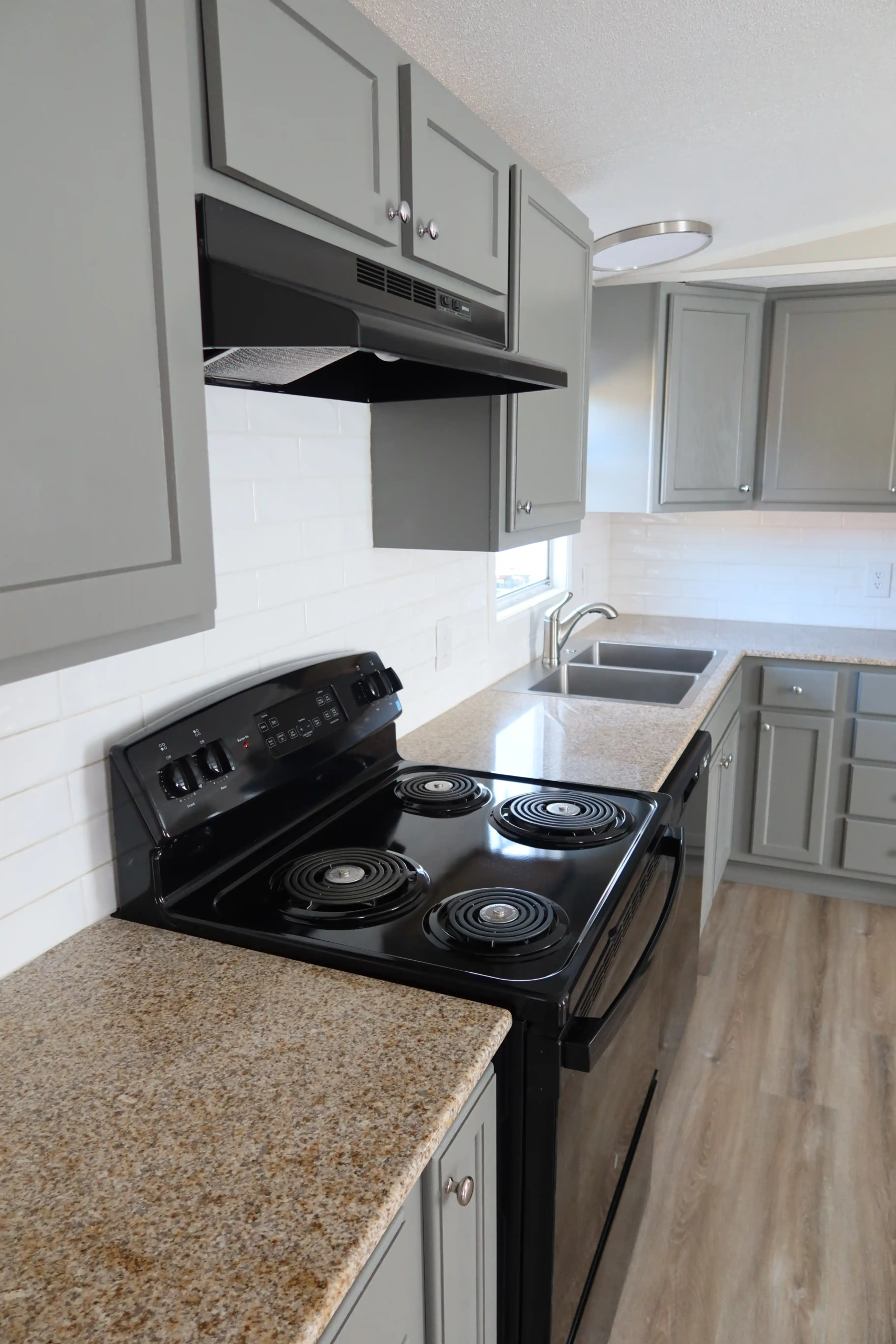 124 North Violet St (2) – Kitchen – Oven(1)