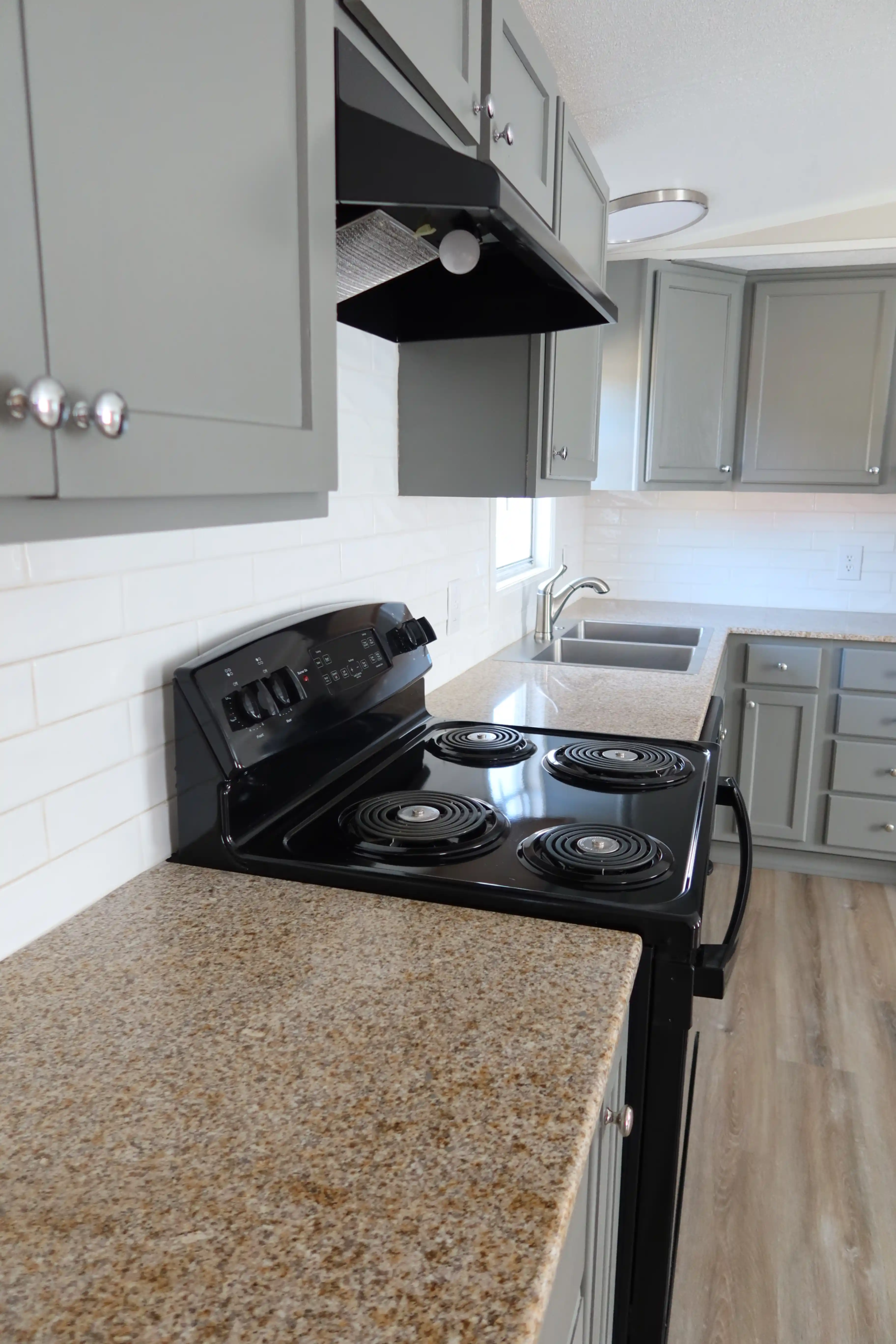 124 North Violet St (2) – Kitchen – Oven(2)