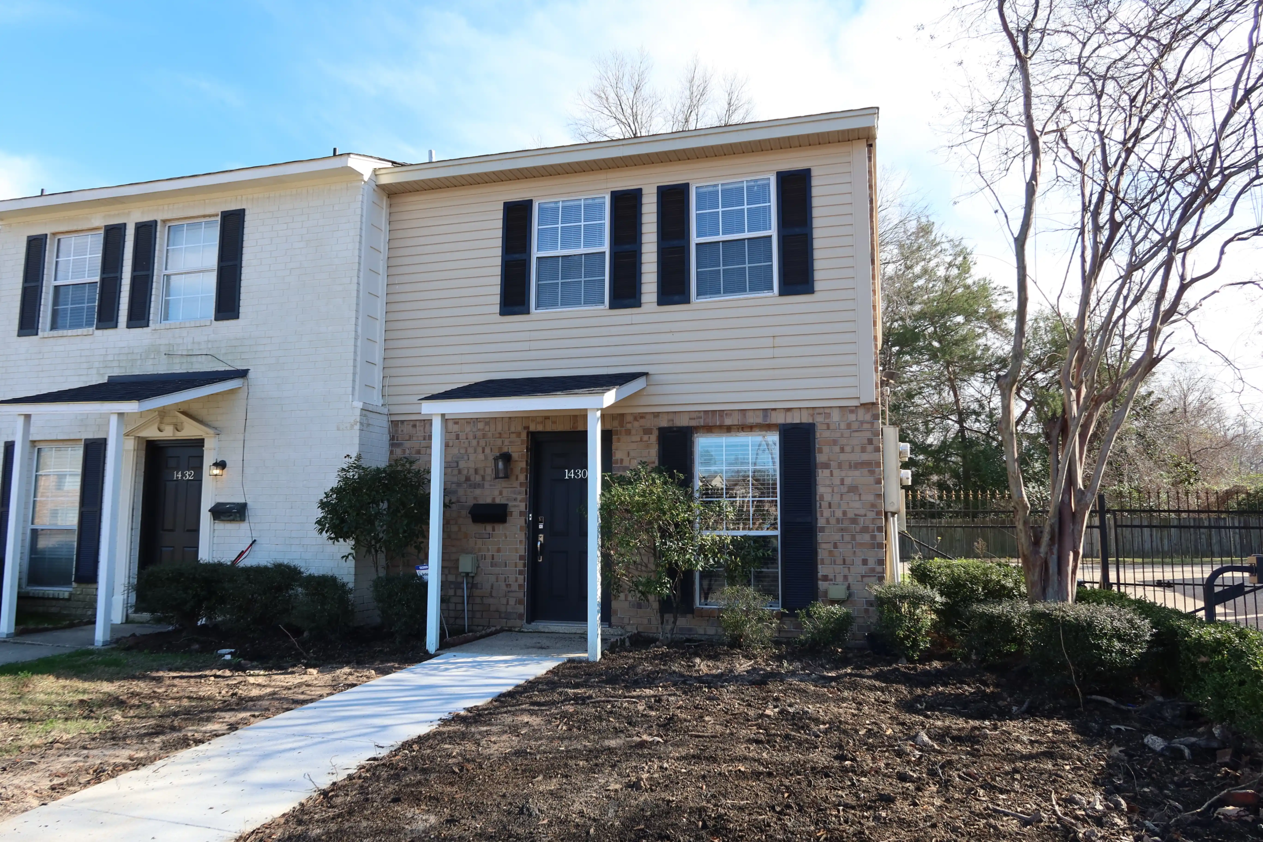 1430 Erin St – Front Yard(3)